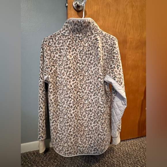 LIKE NEW Abercrombie and fitch leopard print asymmetrical snap up fleece - Picture 5 of 6